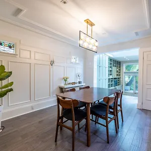 Double Bedroom On Up Or 3 Bedrooms In Basement Near Eglinton Subway Station Maison d'hôtes